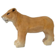 Figura leona en madera WU-40462 Wudimals 1